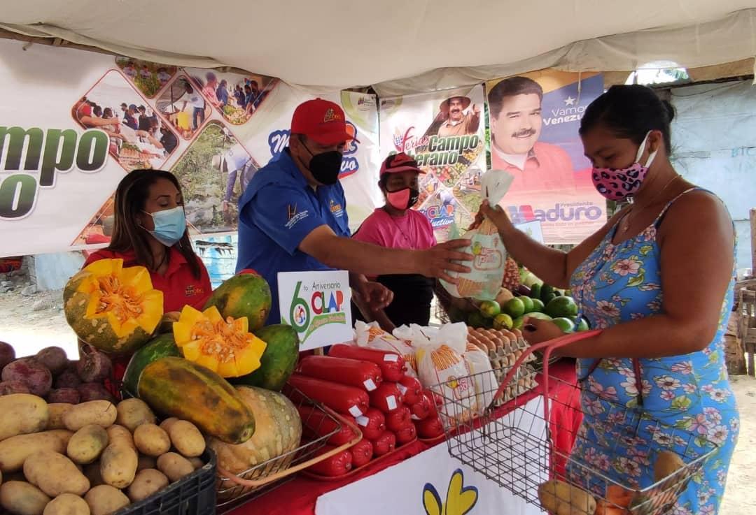 AmorPorAragua's tweet image. 🇻🇪 #Aragua |Desde la Ciudad jardín de la Base de Misiones Socialista Viñedo III, mpio Girardot @MercalOficial junto al Estado Mayor de Alimentación celebran el #6toAniversarioClap, quienes con amor garantizan la alimentación al pueblo
#ClapEnVictoria
#DíaNacionalDeLaAlimentación