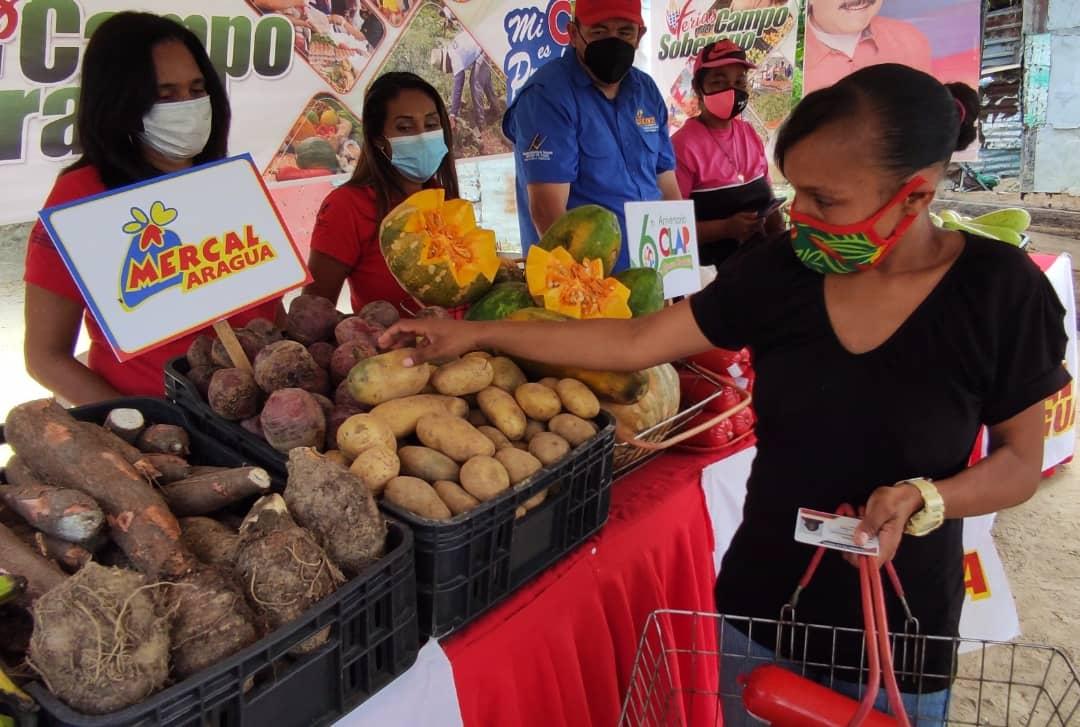 AmorPorAragua's tweet image. 🇻🇪 #Aragua |Desde la Ciudad jardín de la Base de Misiones Socialista Viñedo III, mpio Girardot @MercalOficial junto al Estado Mayor de Alimentación celebran el #6toAniversarioClap, quienes con amor garantizan la alimentación al pueblo
#ClapEnVictoria
#DíaNacionalDeLaAlimentación