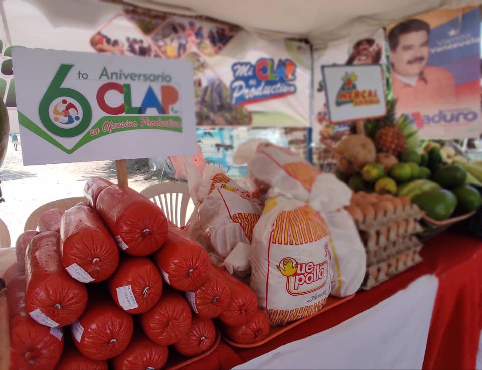 AmorPorAragua's tweet image. 🇻🇪 #Aragua |Desde la Ciudad jardín de la Base de Misiones Socialista Viñedo III, mpio Girardot @MercalOficial junto al Estado Mayor de Alimentación celebran el #6toAniversarioClap, quienes con amor garantizan la alimentación al pueblo
#ClapEnVictoria
#DíaNacionalDeLaAlimentación