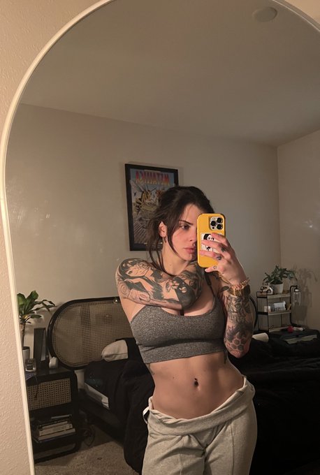 She got big titties, no milk https://t.co/qezHnIPoVg