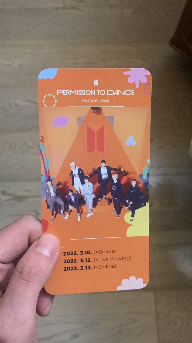 Avevo visto il loro  Tweet il giorno prima e speravo di beccarle ma sono state loro a trovare me  aha
Sono molto felice che anche nel mio piccolo possa aiutare un paese in difficoltà portandomi a casa un bellissimo ricordo del concerto! 
Grazie ragazze!
#PTD_ON_STAGE_SEOUL