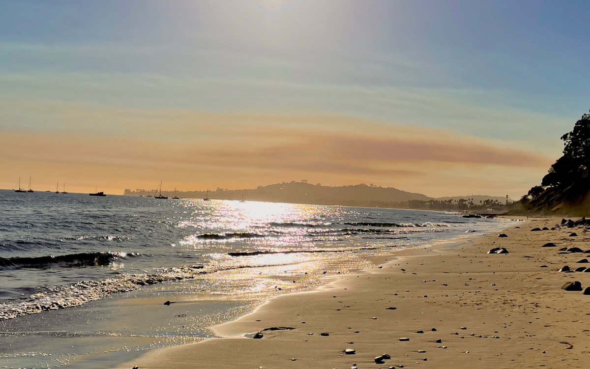 onsantabarbara's tweet photo. #HollisterFire smoke seen from #SantaBarbara East Beach

📸  @duncanwestley https://t.co/Gxu0vm8oeh