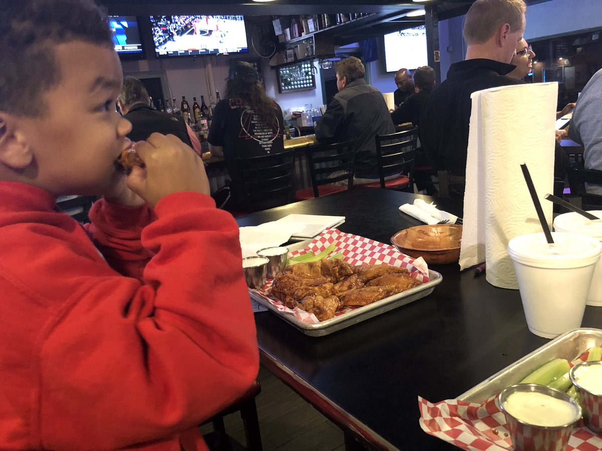 NateTalksSports's tweet photo. Chicken wings and hoops at our favorite place #daddythuggin https://t.co/v9icOeel7g