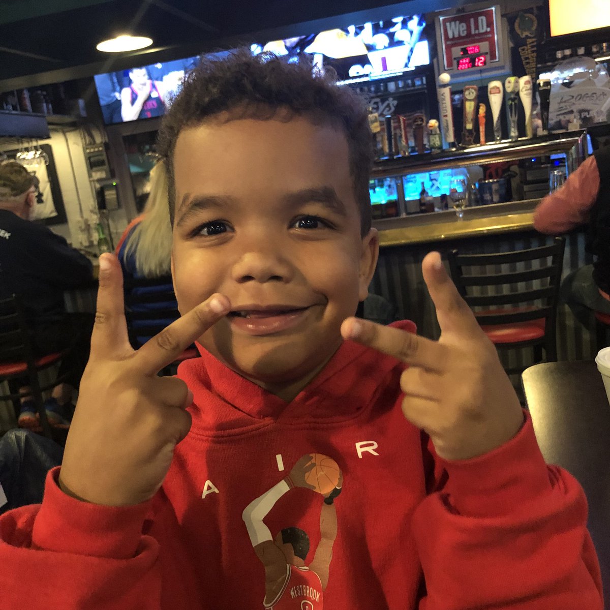 NateTalksSports's tweet photo. Chicken wings and hoops at our favorite place #daddythuggin https://t.co/v9icOeel7g