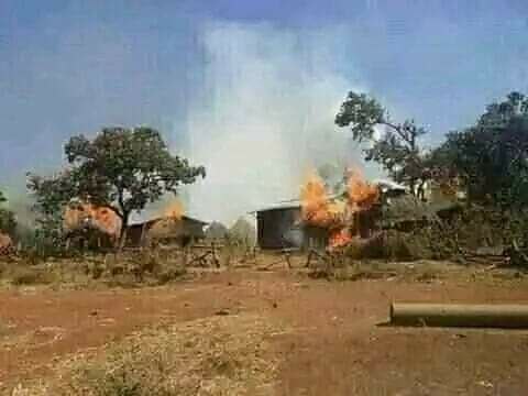 RArarssa's tweet photo. የአማራ ልዩ ሀይል፣ በወሎ ኦሮሞ፣ በደዌ ሀረዋ ወረዳ፣ በኡረኔ ሰላማ ቀበሌ፣ የገበሬዎችን መኖሪያ ቤት፣ "ኦነግ ሸኔን ተቀብላችኋል" በሚል ምክንያት በእሳት እያቃጠሉ ነው። ይሄ፣ ትላንት ያቃጠሉት የወሎ ኦሮሞ ገበሬዎች ቤት ነው። https://t.co/CMvJjLqOE3