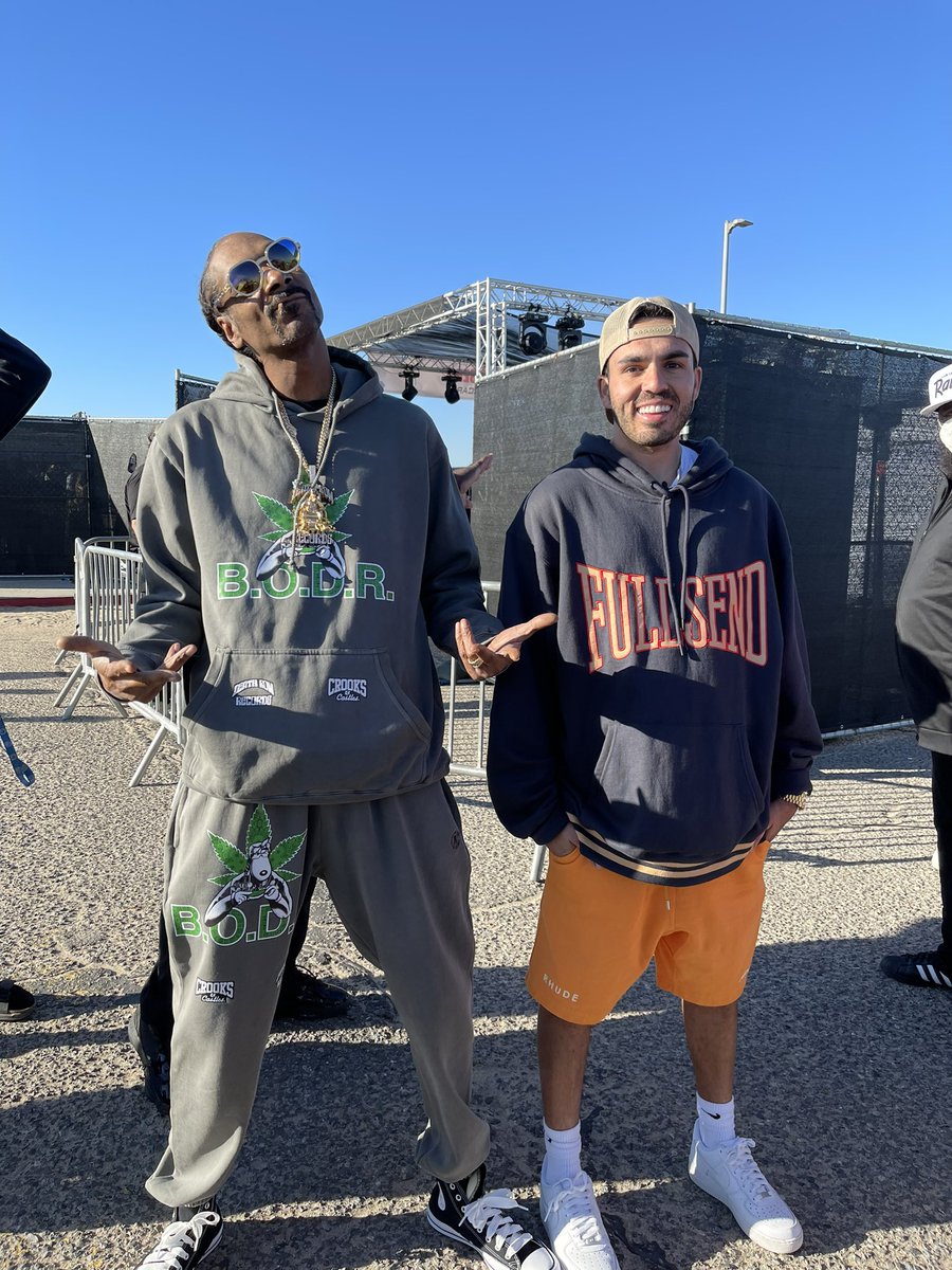 We gonna be metaverse neighbors <a href="/SnoopDogg/">Snoop Dogg</a> 🏡