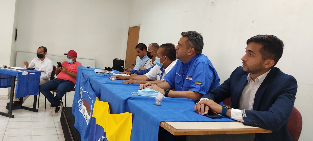 cnancy's tweet photo. En el marco del 16 Aniversario de @partidoUNT #UNTLara Sector Sindical realizó Foro sobre Sueldo y Derechos Humanos con presencia de @GabrielValleni4 @OmarVillalbaG de la DEF. Invitados representantes de diferentes sindicatos del Estado Lara. @Julio_Marin13 @manuelrosalesg https://t.co/RZxunlpeME