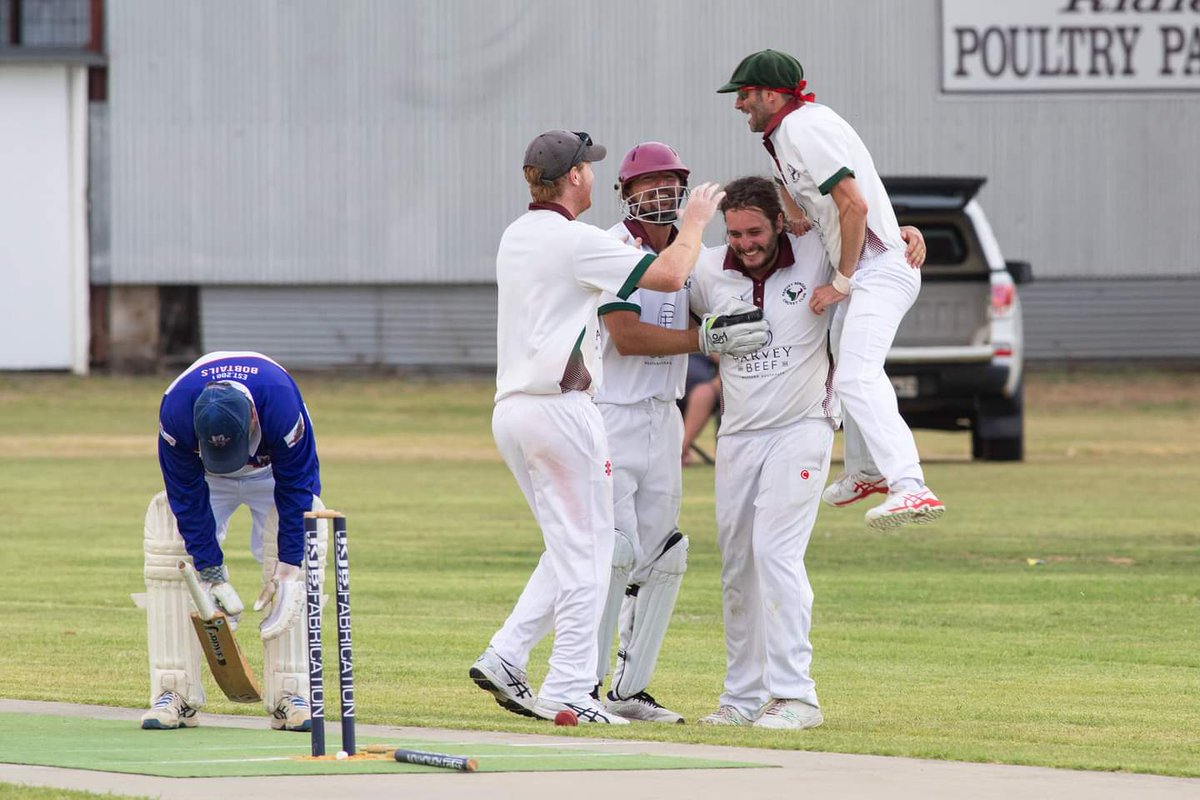 row_tweets's tweet photo. One photo that sums up a Grand Final, congratulations @HarveyBenger on an amazing year! https://t.co/3Jt5xxoawC