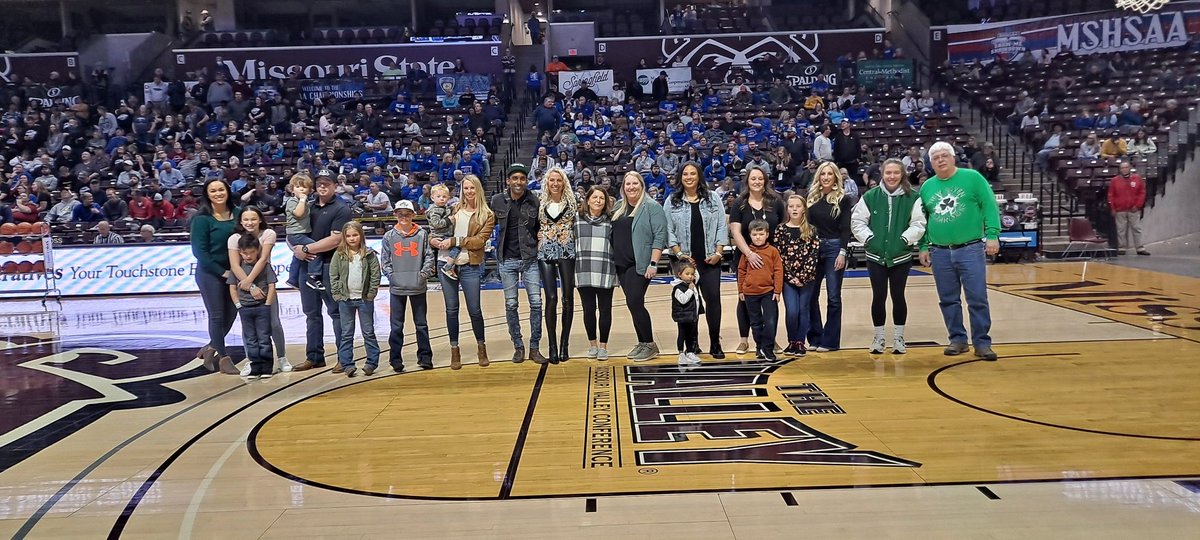 newhavensports's tweet photo. ☘️🏀Our 2002 State Champions were honored this evening at the state tournament! Congratulations to the girls, coaches, and families!🏀☘️
#TraditionOfExcellence https://t.co/lIeuJYDFQj
