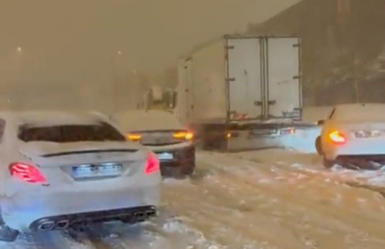 O kadar geri zekalılar ki; İmamoğlu günlerdir uyarıyor, gündüz de uyardı: "AŞIRI KAR GELİYOR DIŞARI ÇIKMAYIN! KAR LASTİKSİZ DOLAŞMAYIN! ZİNCİRSİZ YOLA ÇIK-MA-YINNN!!" diye bas bas bağırdı. Ama tüm geri zekalılar sırf #imamoğluistifa propagandası yapmak için yollara dökülmüş...
