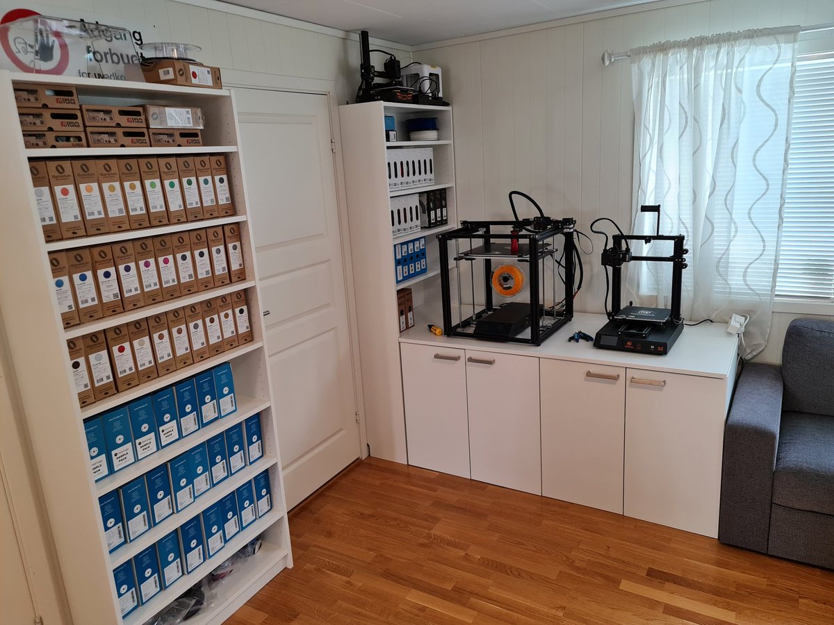agepbiz's tweet photo. Organizing your workspace will help you organize your brain. Do not underestimate decluttering! Throwing away my old Makerbot was just a part of my way to declutter my corner of shame, 8 years overdue. This makeover felt so good, I really needed it! https://t.co/0rXk7VfWzn