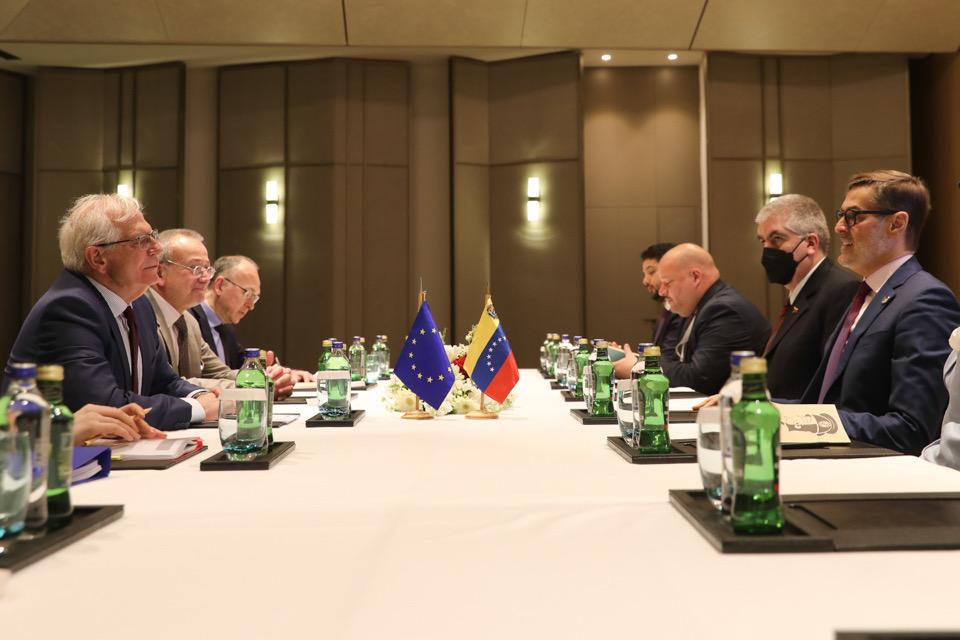 williechirinos's tweet photo. Observar a Borrell, tener que tragarse, todo su orgullo europeo y tener que sentarse a conversar con nuestro representante, por ordenes yankis después de toda la paja que habló.

¡NO TIENE PRECIO!, para todo lo demás, existe una tarjeta que prohibieron en Rusia. 🤣 https://t.co/IvrhJmNvoe
