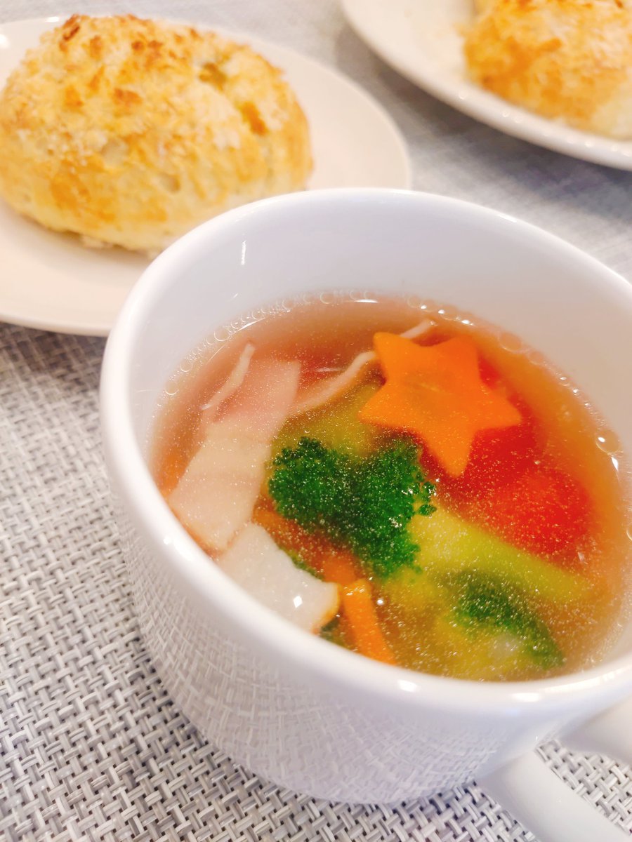 半場友恵 S Tweet 本日の朝ごはんは焼きカレーパンとゆいちゃん家風野菜スープでした ちなみにカレーパンの中身はプリキュアカレー 星型に抜かれた人参の残りもin ここねちゃんハピバ さー今日も頑張ろー Precure デパプリ プリキュア 芙羽ここね生誕