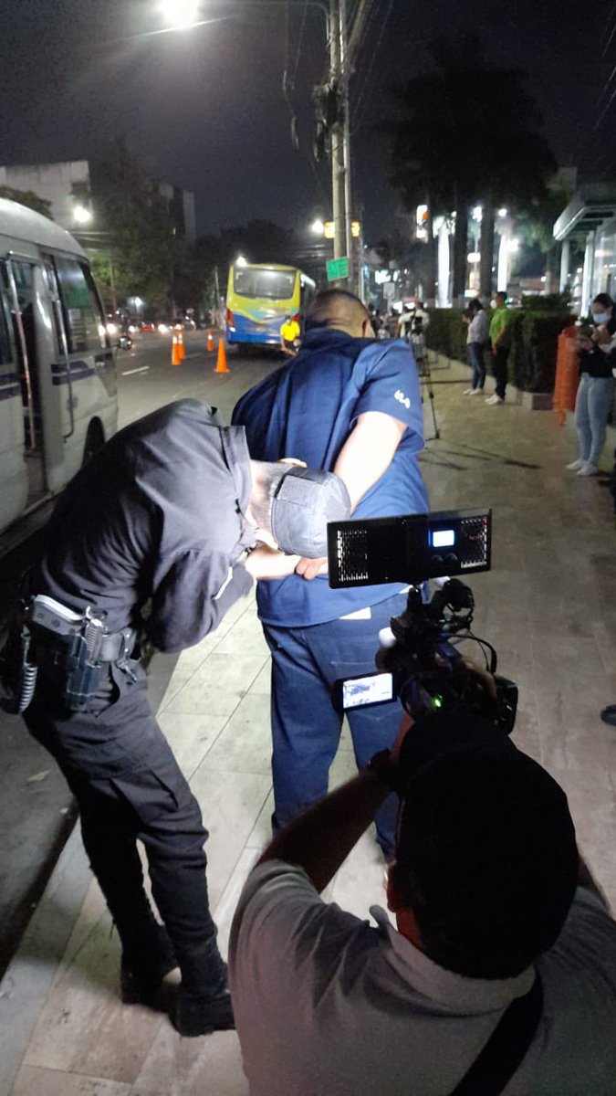 VMTElSalvador's tweet image. Hemos localizado a un conductor de la ruta 42 B que había falsificado documentos de circulación. Ahora @PNCSV lo ha detenido por infringir la ley.

Estamos siendo contundentes con cualquier irregularidad en el transporte colectivo.