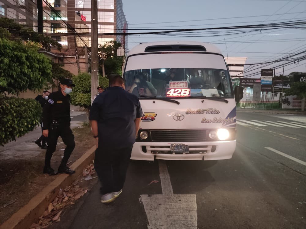 VMTElSalvador's tweet image. Hemos localizado a un conductor de la ruta 42 B que había falsificado documentos de circulación. Ahora @PNCSV lo ha detenido por infringir la ley.

Estamos siendo contundentes con cualquier irregularidad en el transporte colectivo.