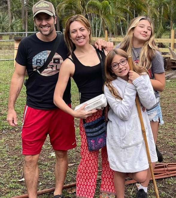 ChocarroARG's tweet photo. Granjeando en familia! @DavidChocarro @carolaursen #Bachis π€ πππ¨βπ©βπ§βπ§ https://t.co/LbRGSml20b