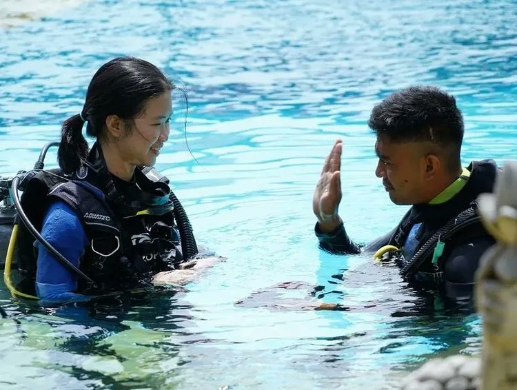diveSSI's tweet photo. Hey instructors! How do you positively affirm your student? Do you use a handshake, fist bump or high five? 🤜✋🤝
📷: Steven Alexandre (@steven.alexandre IG)
#wearessi #diveinstructor #ssiinstructor #divesignal #handsignal #communication #scubadiving https://t.co/Rrmm8VKh7c