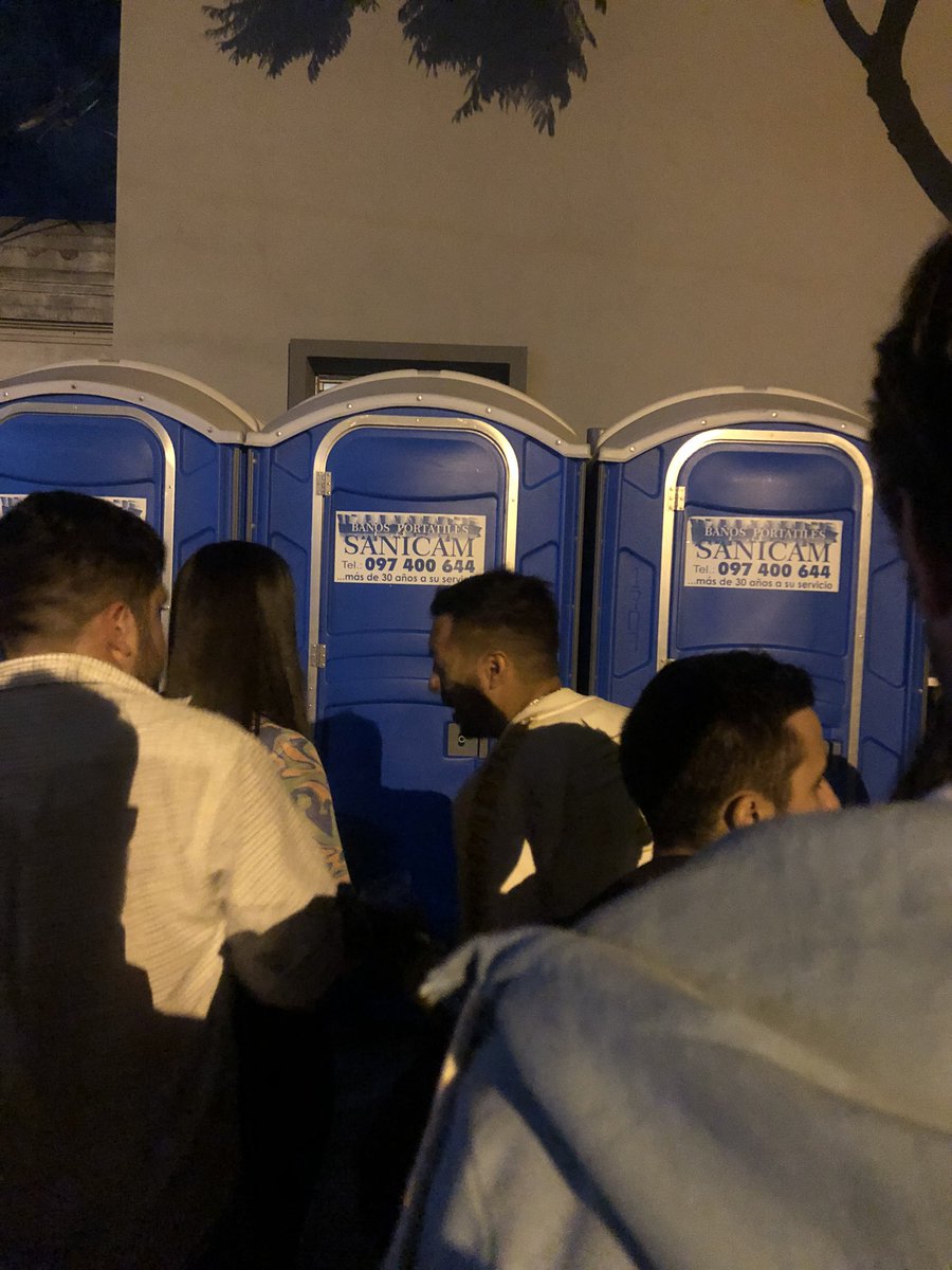 SSacias's tweet photo. La vida pasa!
La cola al baño químico no! https://t.co/iJ70IDTNHw