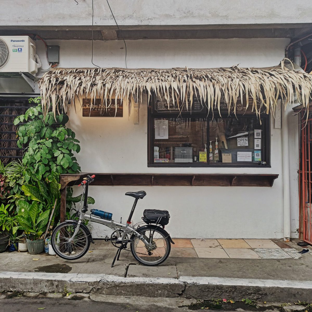 HappyFoodies's tweet photo. Interesting to see some curb-side cafe thriving in your neighborhood. If you happen to be at Okra St in Manggahan in the afternoons, check out Kalye no 1686 cafe for quality brewed and espresso. https://t.co/Oi3ffpg3EU
