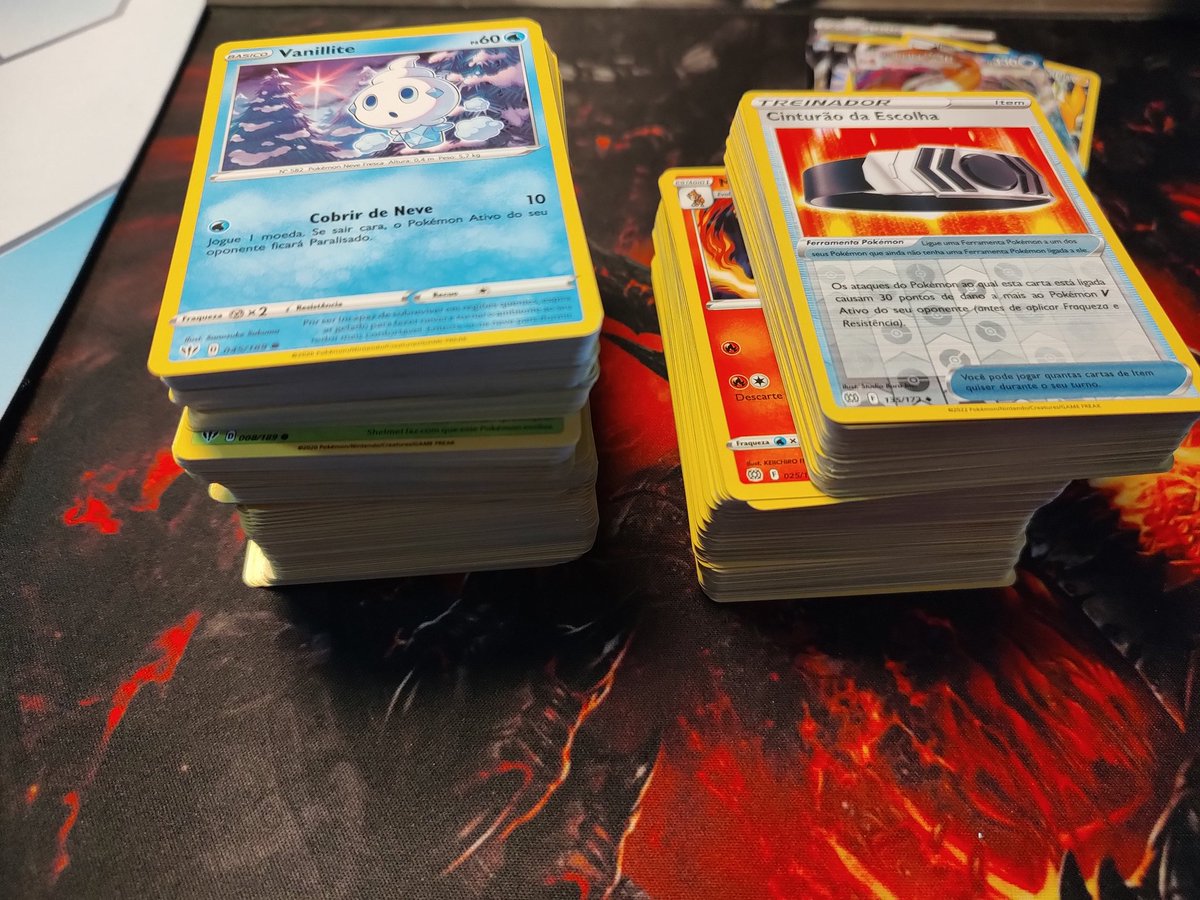 allan_toshio's tweet photo. Pilha da esquerda cartas de Escuridão Incandescente que vieram dentro dos boosters de Astros Cintilantes.. pilha da direita, cartas de Astro mesmo. Vieram misturadas dentro de cada pacotinho. https://t.co/x5sLnZs7d5