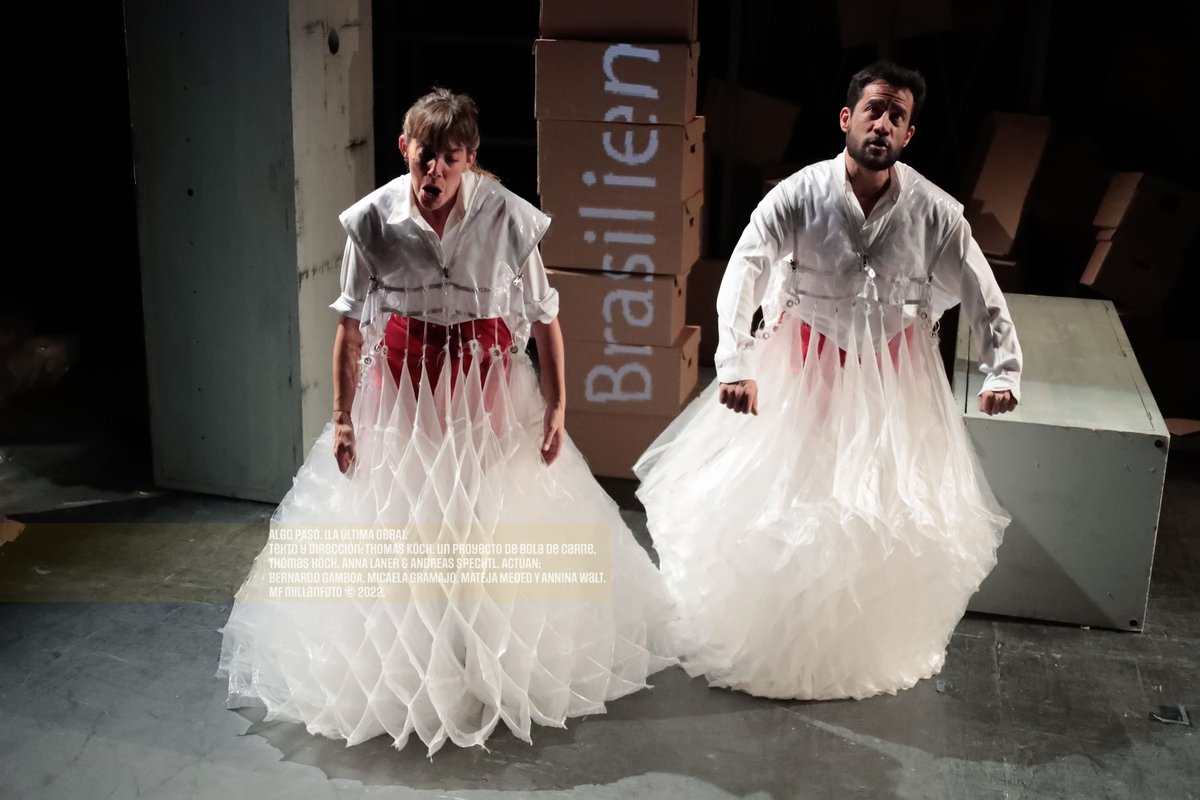 #ACPT 

ALGO PASÓ

(La última obra)

Texto y dirección: Thomas Köck
Un proyecto de Bola de Carne, Thomas Köck, Anna Laner &amp; Andreas Spechtl

Foro Sor Juana Inés de la Cruz
Del 26 de febrero al 13 de marzo

📷 <a href="/millanfoto/">millanfoto</a>