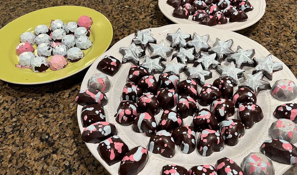 MeganRogge_'s tweet photo. Back at it 👩🏽‍🍳🍫 vegan and low glycemic chocolate bonbons https://t.co/IDzeF5TOG9