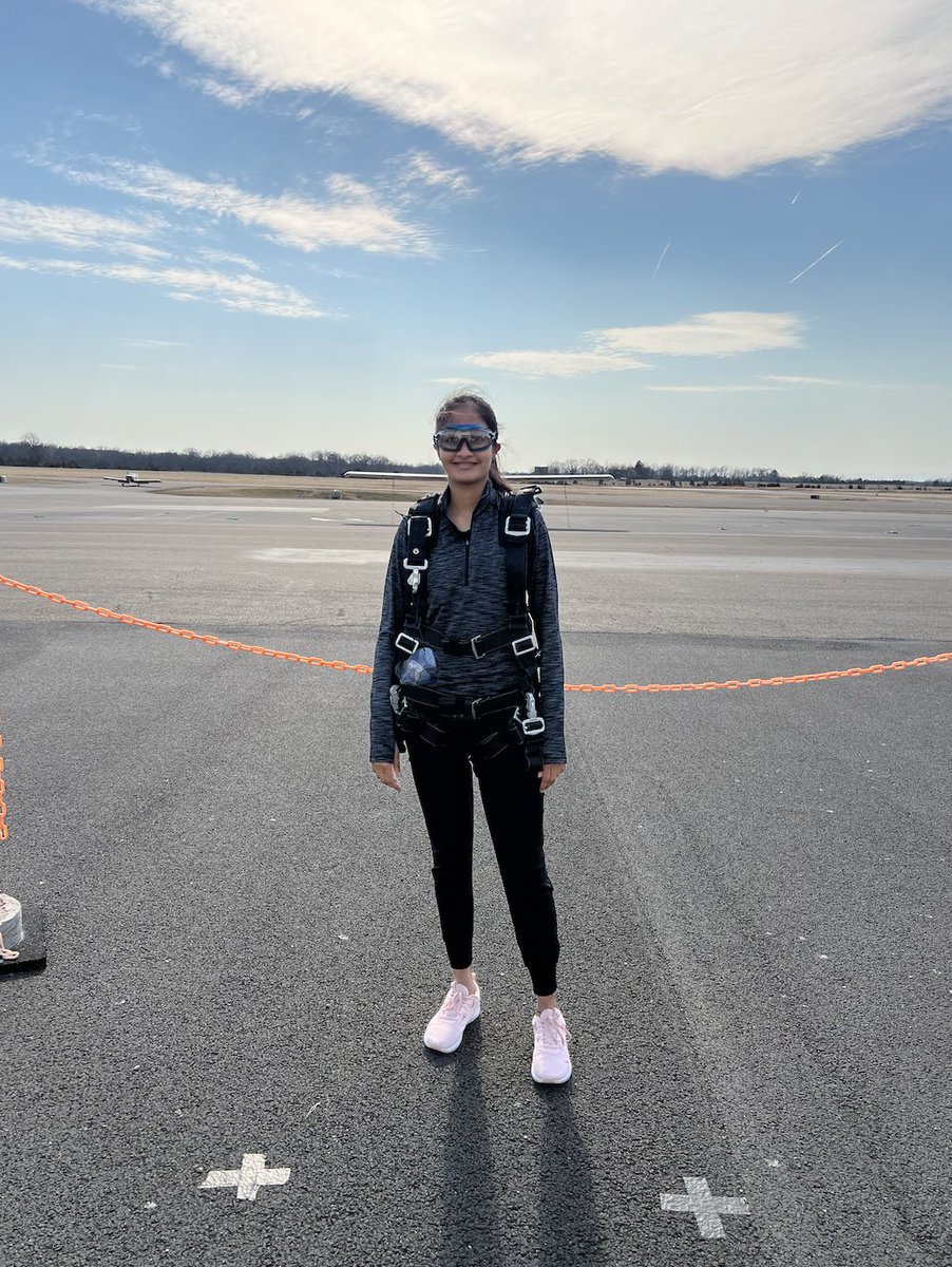 GitikaGorthi's tweet photo. Explore, experience, and then push beyond… 🚀🤩💫

Watch my FIRST Skydiving Experience at 18: https://t.co/uxEZXiyvbw! https://t.co/89hyCu4Foz