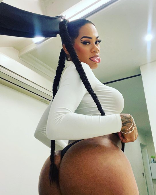 hi twitter 🍭&mdash;-> https://t.co/dqqASqne2g https://t.co/Njv6Oh52Gv