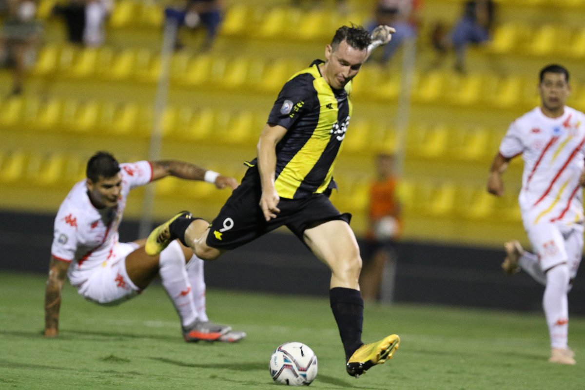 MusifutbolPy's tweet photo. DE A TRES

#Guarani venció a #GeneralCaballeroJLM por 3-1.

Fernando Fernández x3 y Santiago Salcedo de penal marcaron los goles del Aborigen y el Rojo Mallorquino respectivamente.

Guarani suma su tercera victoria en el campeonato y al hilo, en todos marcando tres goles.

#MFPY https://t.co/vaK9wjBGei