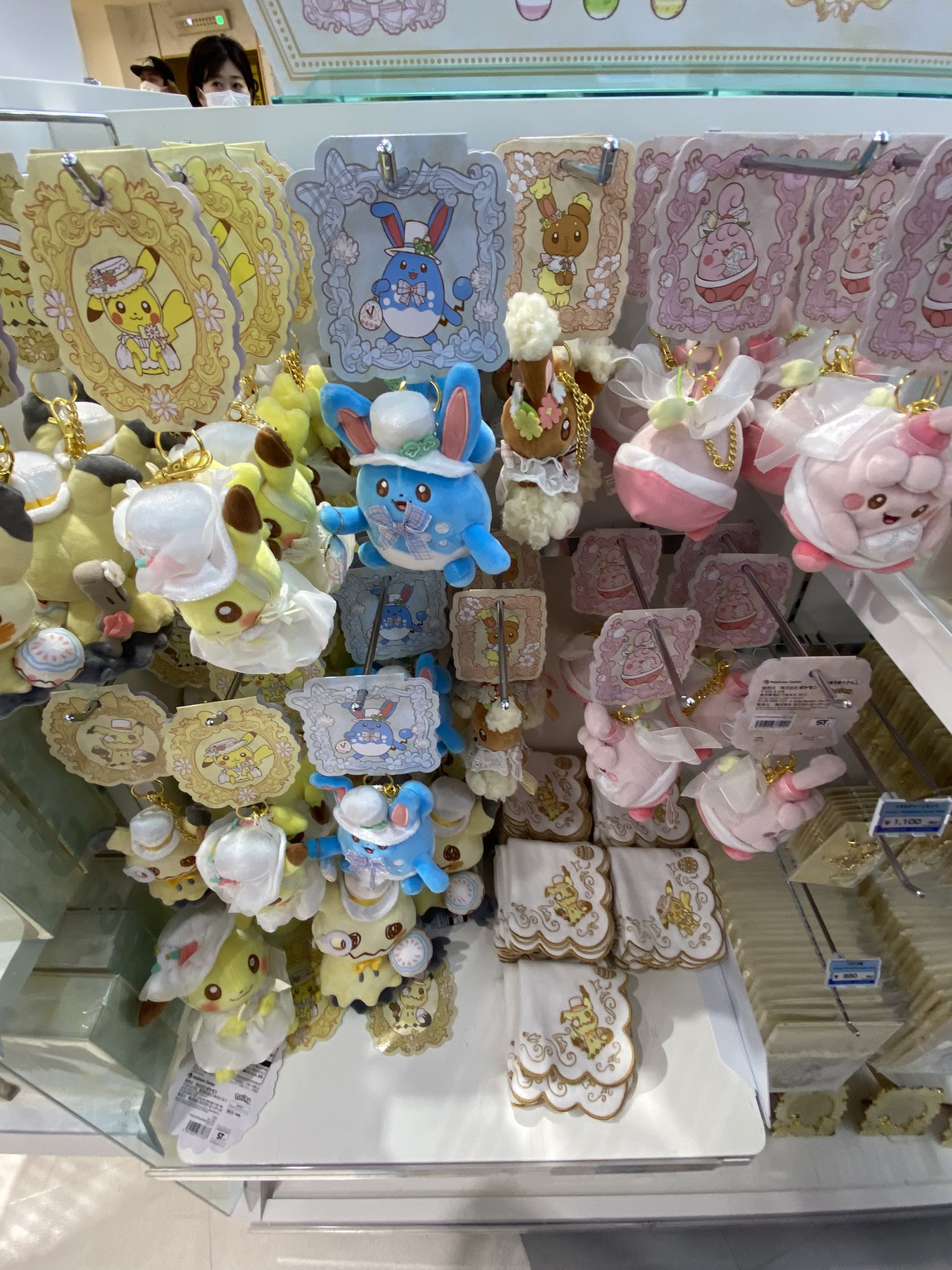 毎日 ポケモンカード紹介 旧裏好き ポケモンセンターナゴヤ情報 デッキシールド デッキケース プレイマット再販されてますね ネオラント アセロラ イーブイ ポッチャマ ピカチュウなどなど 店内やや混雑してますが レジも分程度だと思われ