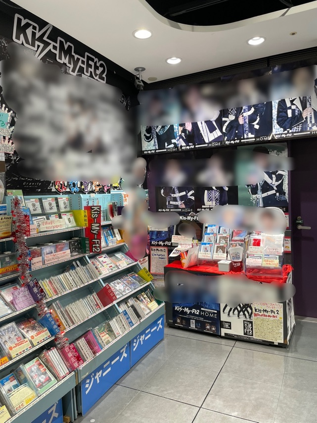 TOWER_Namba's tweet photo. 【#KisｰMyｰFt2】
コーナーにはベスト発売時の看板設置してます🙋‍♀️
旧譜も取り揃えてます🙋‍♀️

昨日の #藤ヶ谷太輔PeacefulDays 
では、お使いのスマホの強化フィルム？
についてのお話(笑)
さすが、お高いの使ってらっしゃる☺

#タワレコキスマイ応援店
#キスマイ
#KisMyFt2 https://t.co/hSgztMcrDM