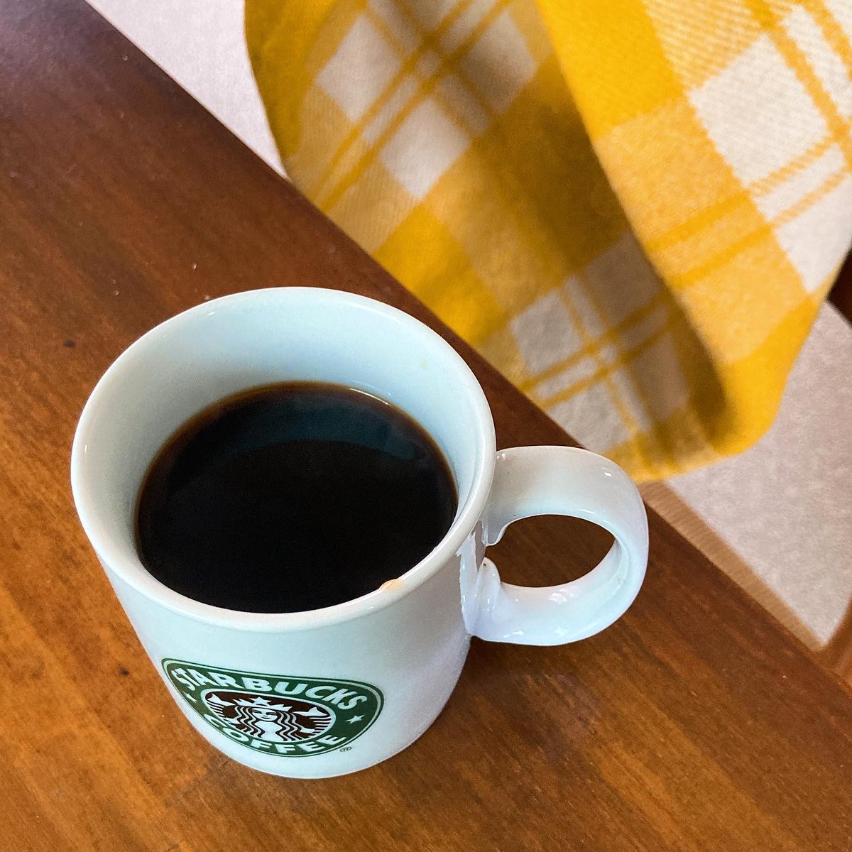 RirikonoCoffee's tweet photo. スターバックスでもらったノベルティのマグカップ。自分で焙煎するコーヒーが好きだから、スタバもずいぶん行ってない。そろそろウールの膝掛けもしまおうかな。
#コーヒーのある暮らし #りりこの珈琲店 #もう春ですよ #おうちコーヒー #自家焙煎珈琲豆 #マグカップ #スタバのマグカップ https://t.co/OClC87cmCm