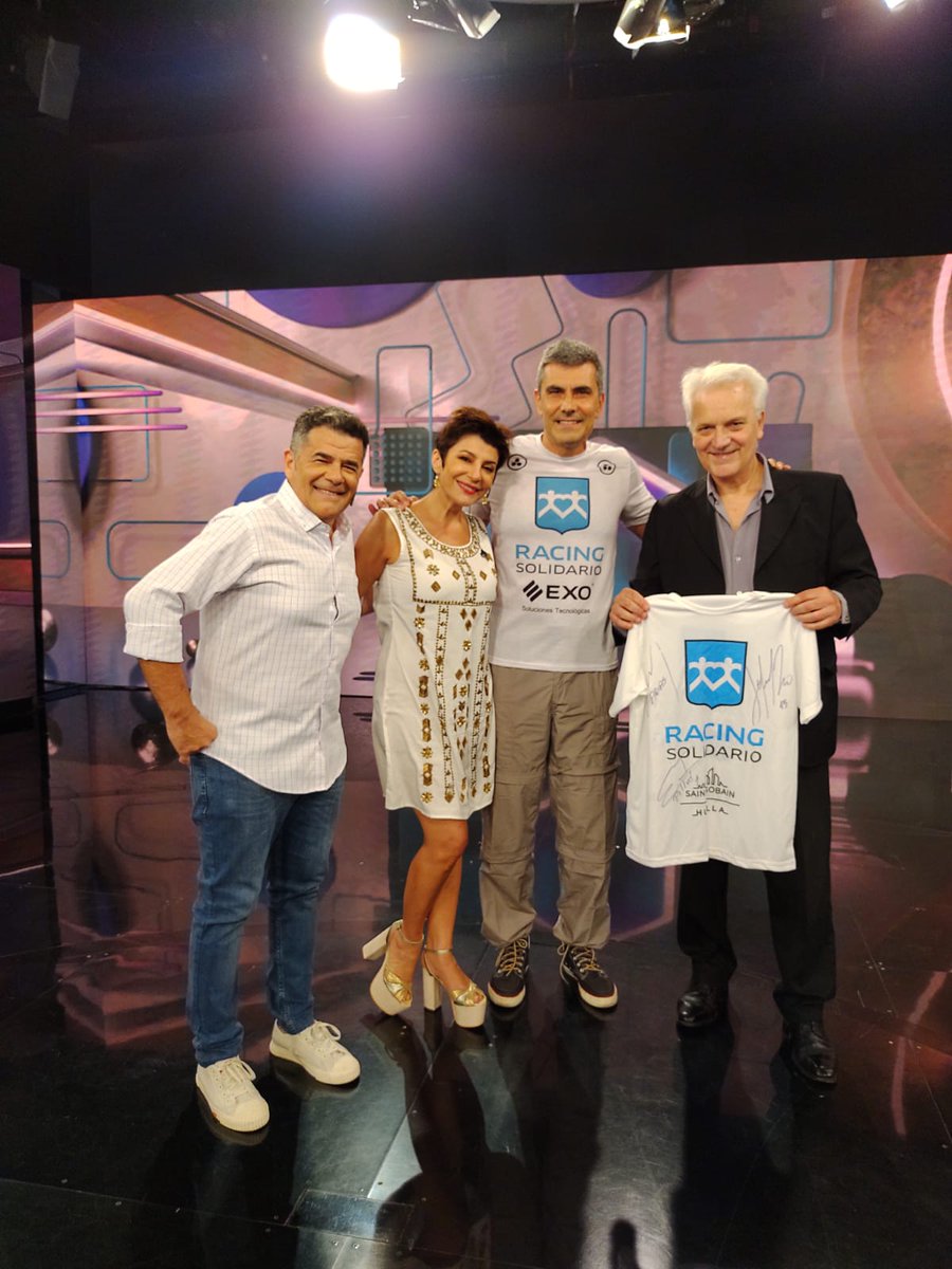 Hoy <a href="/Julyweich/">julian weich</a> y <a href="/CaroPapaleo/">Carolina Papaleo</a> recibieron a <a href="/migueguidardini/">Miguel Guidardini</a> en su programa Vivo Para Vos que se emite por <a href="/canal9oficial/">El Nueve</a> para sorprender al actor racinguista Héctor Calori!!!
Gracias por la invitación 👐

#RacingSolidario 🎓💙
