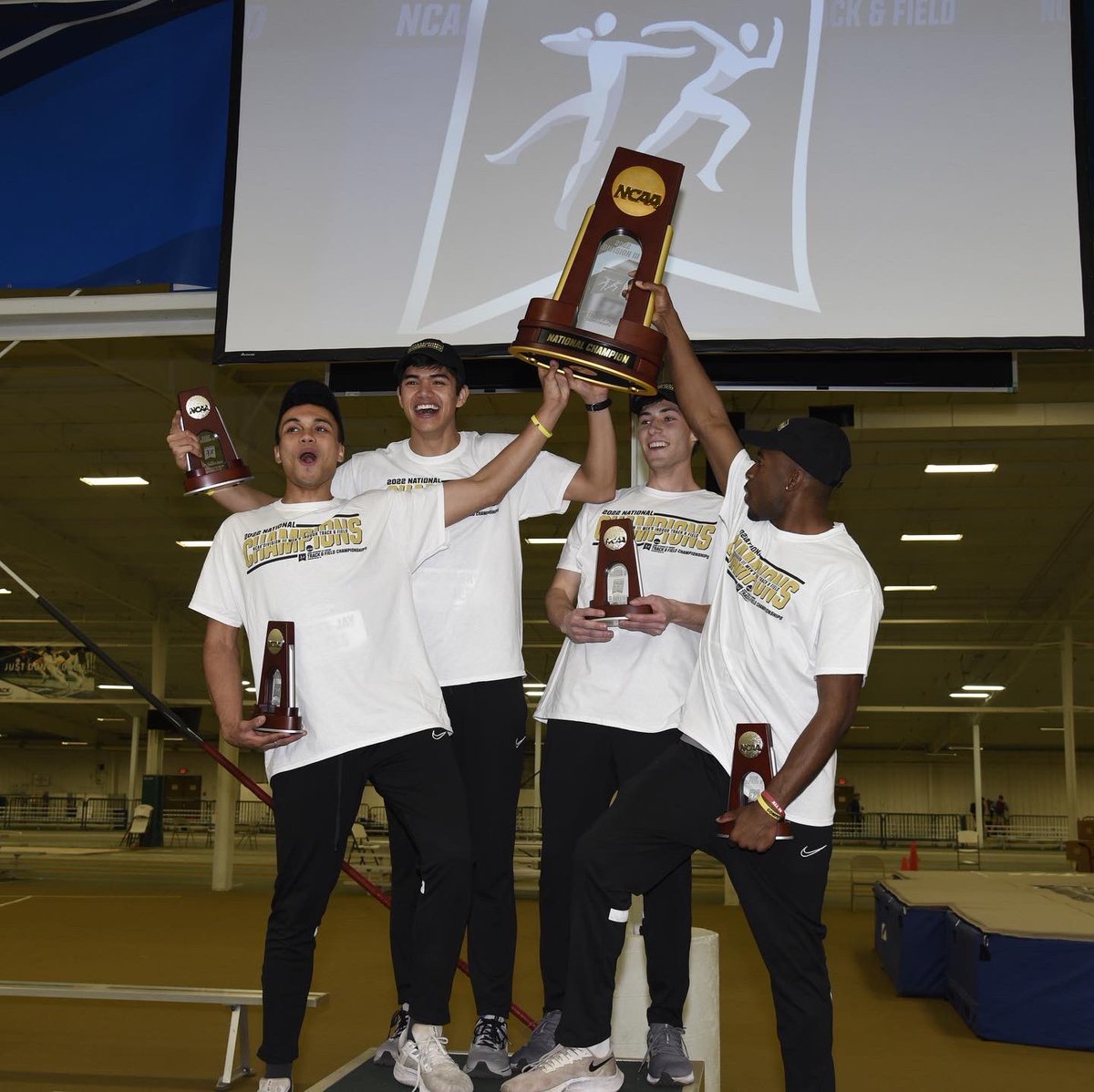 WASHUBears's tweet photo. LET'S GOOOOOOOOOOOOOOOOOOOOOOOOO

🏆Co-National Champions🏆

For the 1st time in school history. @WASHU_XCTF men win a team national title!! 

WashU shares the indoor national title with UW-Eau Claire 

That’s 2️⃣4️⃣ NCAA National Championships for the @WASHUBears ! 

#LetsGoWashU https://t.co/l0izS7Cfj3