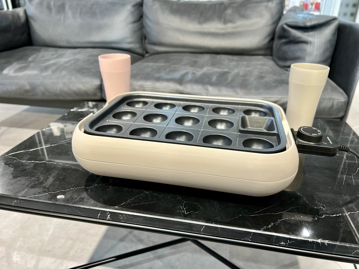 DESIGN__OA's tweet photo. 日曜日、明日からまた仕事だ。。。
そんな憂鬱な時は家族や大切な人とテーブルを囲んでちょっとしたパーティーはいかがでしょう！
レコルトさんのホットプレートならプレートはもちろん土台まで丸洗いOK
面倒な片付けも楽々できちゃう！
デザインドットは毎日元気に営業中！ https://t.co/vpDvBRAUlG