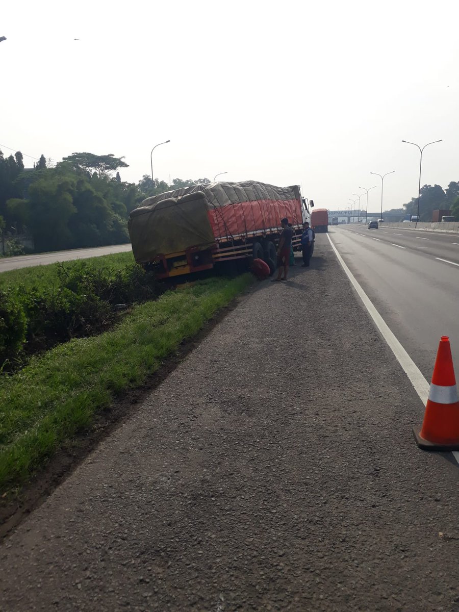 PTJASAMARGA's tweet photo. 08.39 WIB #Kecelakaan_Japek di Karawang Timur KM 54 arah Cikampek, kendaraan Truk Tronton terperosok kedalam parit/kiri dalam penanganan petugas. https://t.co/3cfcL4KrH1