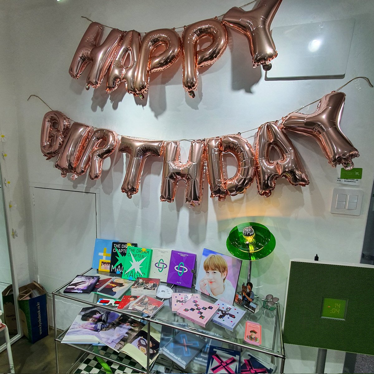 l999_09_13's tweet photo. #springflowerBGday
#우리들의_봄_범규 

현수막 보고 반가워서 들어가자마자 아기자기 꾸며져 있는 모습들이 곳곳에서 발견되어서 넘 귀엽고 포근하고 행복해졌던 곳...❤ 쿠키도 왕 귀엽고 특전도 왕 귀여움😍 https://t.co/9vhODQLqjC