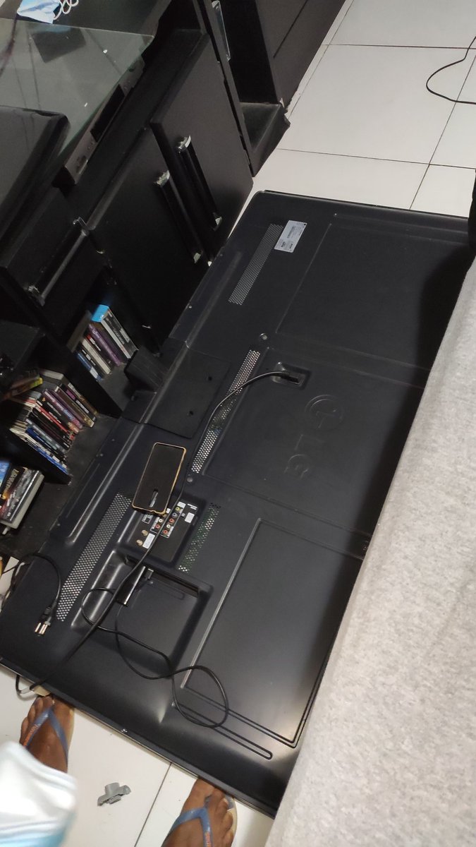 adelsonjunior80's tweet photo. Caramba @LGdobrasil a minha tv não era nova, mas acabar desse jeito, é demais. Podia ter queimado, mas o suporte da própria tv não aguentar, eh demais! 60 polegadas indo pro lixo 😭😭 https://t.co/2GzqyUpmW1