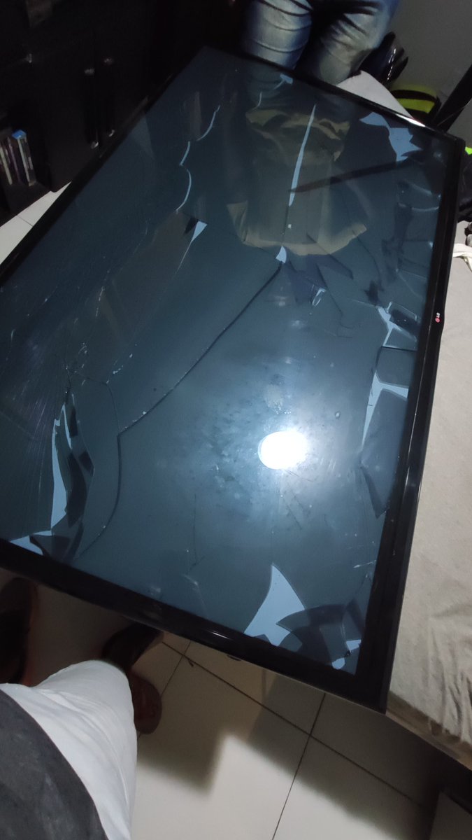 adelsonjunior80's tweet photo. Caramba @LGdobrasil a minha tv não era nova, mas acabar desse jeito, é demais. Podia ter queimado, mas o suporte da própria tv não aguentar, eh demais! 60 polegadas indo pro lixo 😭😭 https://t.co/2GzqyUpmW1