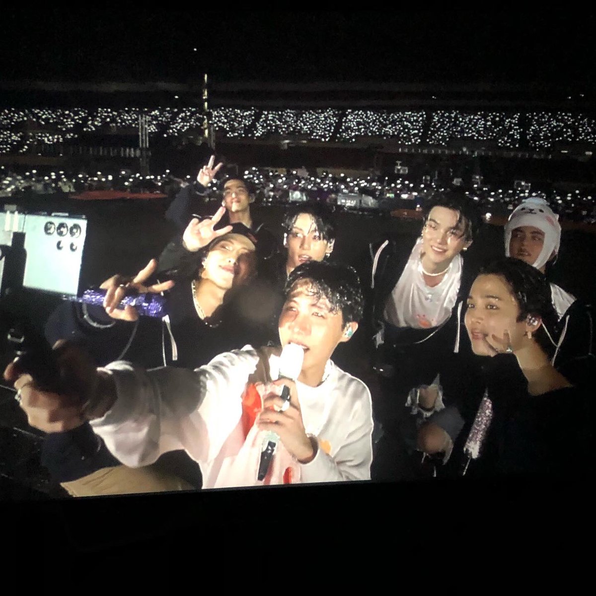bluebubble1092's tweet photo. Yo? Feli feli porque vi a bts en el cine🥺💜🧡 me sentía tan viva y cómoda ame este día y quiero que siempre este en mi mente cuando sienta q me estoy dando por vencida.#BTSARMY #BTS  #1DAY4EVER  #PTD_ON_STAGE_SEOUL #PTDLIVEVIEWING  @BTS_twt 💜
Yes, i was happy today.🧡 https://t.co/yoiiubnyIq