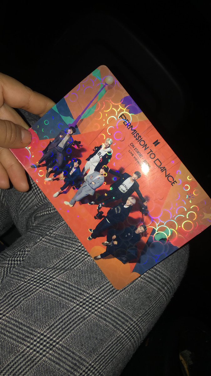 bluebubble1092's tweet photo. Yo? Feli feli porque vi a bts en el cine🥺💜🧡 me sentía tan viva y cómoda ame este día y quiero que siempre este en mi mente cuando sienta q me estoy dando por vencida.#BTSARMY #BTS  #1DAY4EVER  #PTD_ON_STAGE_SEOUL #PTDLIVEVIEWING  @BTS_twt 💜
Yes, i was happy today.🧡 https://t.co/yoiiubnyIq