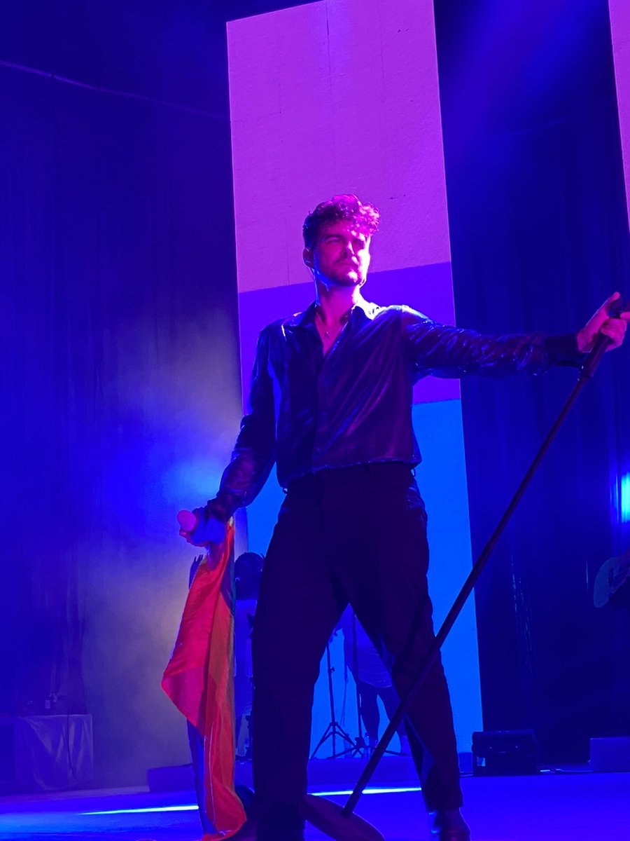 jão cantou meninos e meninas sob bisexual lighting, com a bandeira bi no telão e ainda SEGURANDO UMA LGBT

É ELE FAMÍLIA, É ELE