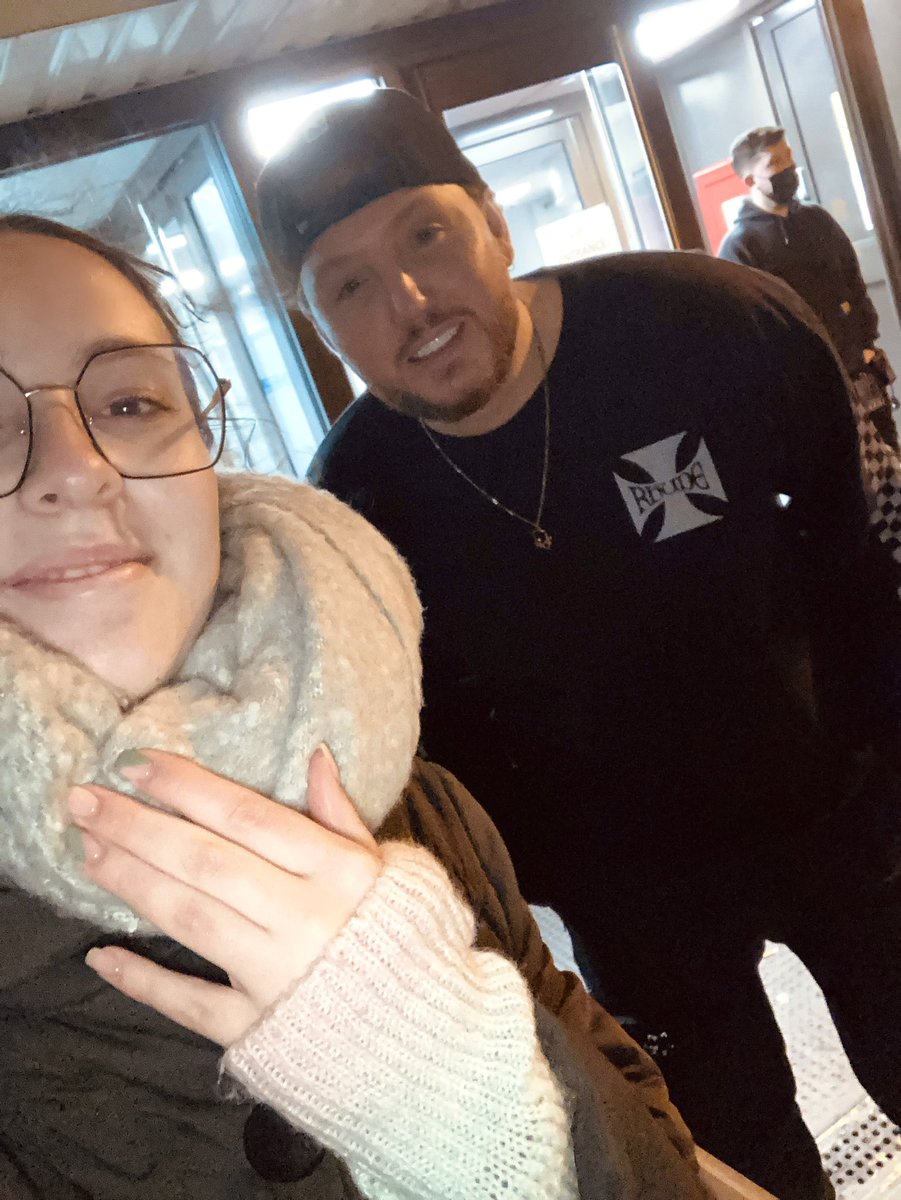 xCarina_02's tweet photo. Still trying to process that we actually got to spend a few moments with you. So thankful that you did that and excited to get the tattoo you wrote down for us! ♥️ @JamesArthur23 #IAMSITETour #Brighton #Brightoncentre https://t.co/dFO8sLG6rs