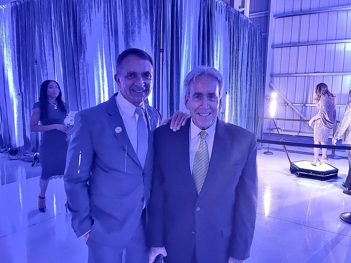 FTLCityNews's tweet photo. A wonderful night celebrating 75 years of excellence at #FXE!
@DeanTrantalis
@heathermoraitis
@stevenmglassman
#robertmckinzie https://t.co/SJvXOWmUpT