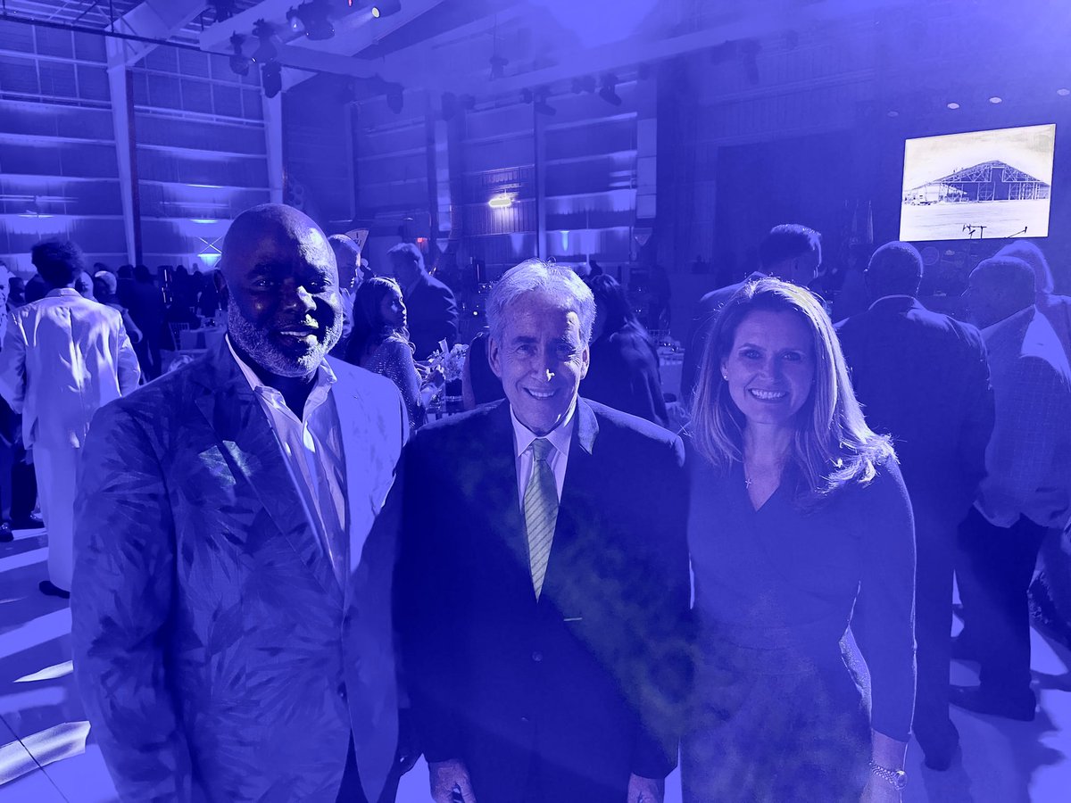 FTLCityNews's tweet photo. A wonderful night celebrating 75 years of excellence at #FXE!
@DeanTrantalis
@heathermoraitis
@stevenmglassman
#robertmckinzie https://t.co/SJvXOWmUpT