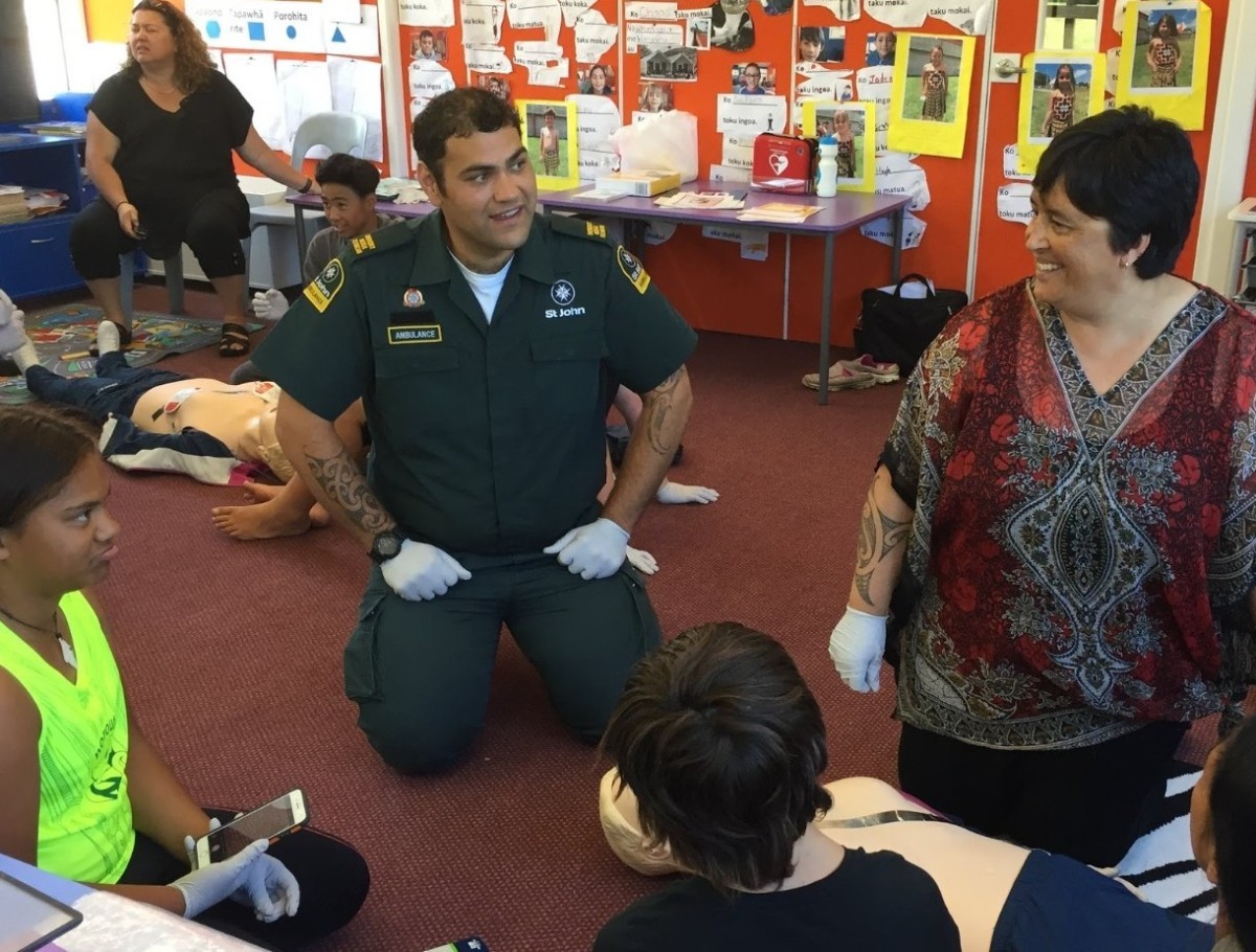 StJohnNZ's tweet image. In a cardiac arrest, CPR and defibrillation can increase a patient’s chances of survival by up to 40% ❤️

We have a free 3 Steps for Life course where you can learn exactly what to do.  Find all the info at fal.cn/3Steps

#3Stepsforlife #cardiacarrest #NZ #education