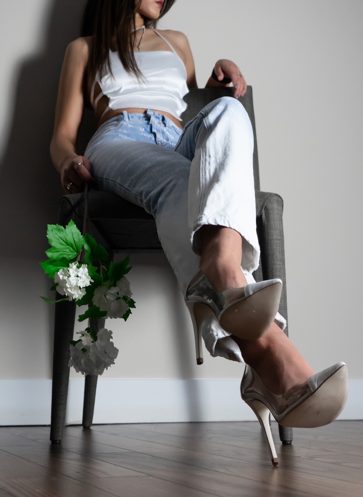 GoddesssEmily's tweet photo. How would you serve Me if you could earn a taste of My steamy toes after wearing these heels all day? https://t.co/OZ4OtrSiLp