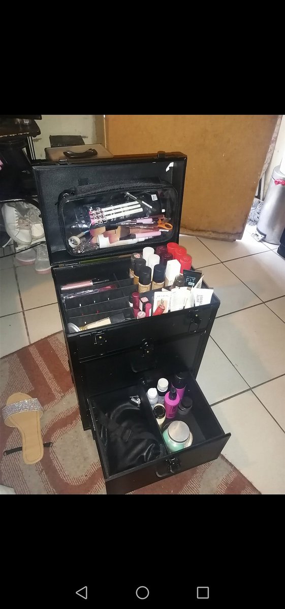 VovoAkaTandwayo's tweet photo. Last night I was robbed all my work equipment and handbag with alot of money I worked izolo 😭😭😭 bandibethe sogqiba babaleka😩 bangena eKanana in Gugulethu. If you see it ithengiswa please buy it I'll pay you. Contact me on 0738072829 😭😭😭 https://t.co/TmR8HkP8z3