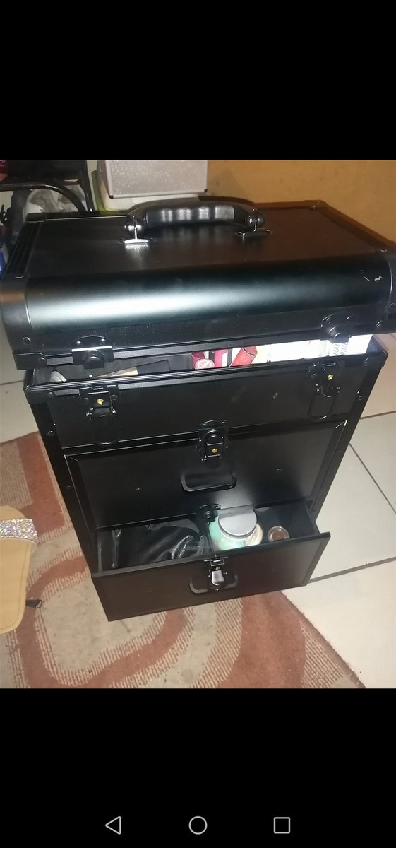 VovoAkaTandwayo's tweet photo. Last night I was robbed all my work equipment and handbag with alot of money I worked izolo 😭😭😭 bandibethe sogqiba babaleka😩 bangena eKanana in Gugulethu. If you see it ithengiswa please buy it I'll pay you. Contact me on 0738072829 😭😭😭 https://t.co/TmR8HkP8z3