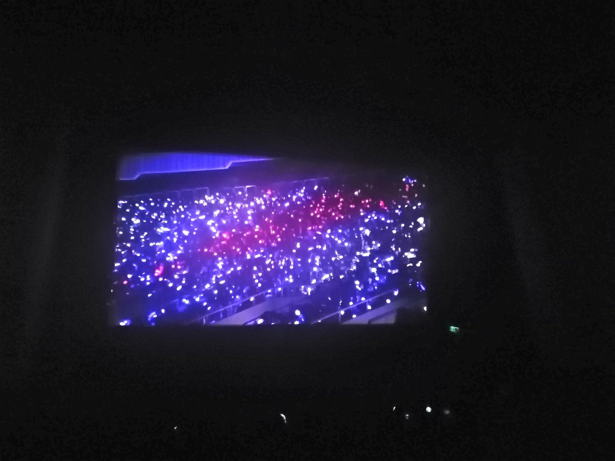luu_Army7's tweet photo. If it's beautiful in the cinema I guess how it would be on real life 🥰 one day I want to be part of the army bomb ocean 🥺💪🏻💜
#BTSCONCERT https://t.co/ApRKb86Kdm